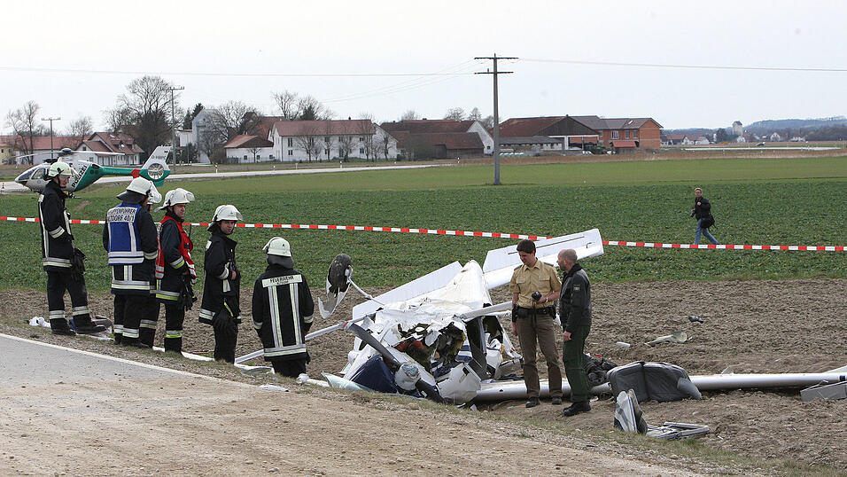 Bei einem Flugzeugabsturz in Ellerm&uuml;hle bei Landshut wurden vier Personen schwer verletzt. (Foto: Christine Vincon)