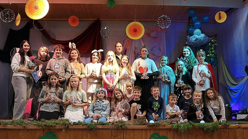 Die große Spielerschar zusammen mit den Jugendleiterinnen Lea Trenner (li.) und Julia Aigner (hintere Reihe re.) sowie Sabrina Wühr (hinten mittig). Die große Spielerschar zusammen mit den Jugendleiterinnen Lea Trenner (li.) und Julia Aigner (hintere Reihe re.) sowie Sabrina Wühr (hinten mittig).