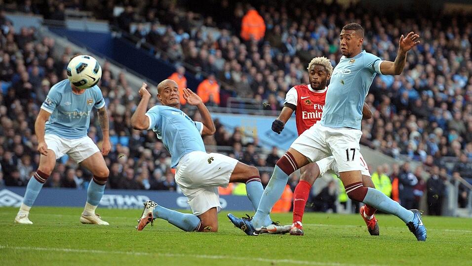 Vincent Kompany (Mitte) und Jérôme Boateng spielten - wie hier im Oktober 2010 - zusammen für Manchester City. (Archivfoto) Vincent Kompany (Mitte) und Jérôme Boateng spielten - wie hier im Oktober 2010 - zusammen für Manchester City. (Archivfoto)