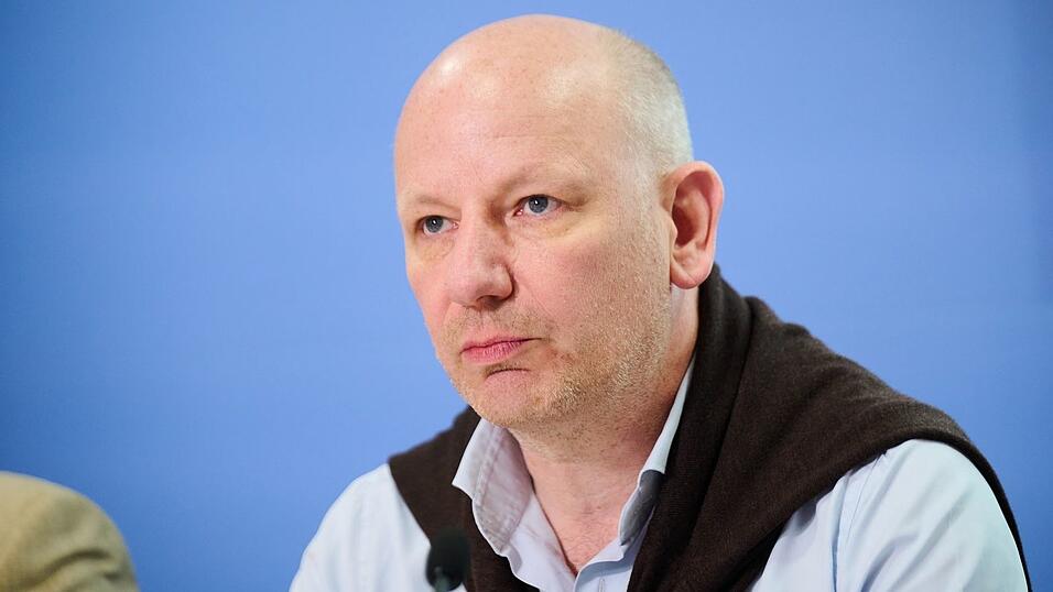 Seit 2002 untersucht die Leipziger Autoritarismus-Studie, auch als Mitte-Studie bekannt, alle zwei Jahre autoritäre und rechtsextreme Einstellungen in der Gesellschaft. (Archivbild) Seit 2002 untersucht die Leipziger Autoritarismus-Studie, auch als Mitte-Studie bekannt, alle zwei Jahre autoritäre und rechtsextreme Einstellungen in der Gesellschaft. (Archivbild)