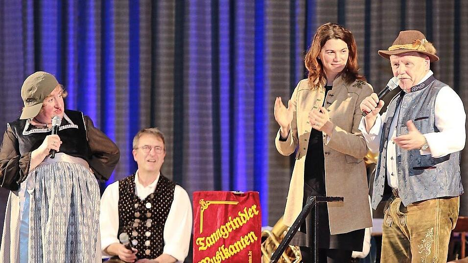 Premiere in Schierling - G&rsquo;stanzl-Rap: Landr&auml;tin Tanja Schweiger (2. von rechts) klatscht auf der B&uuml;hne den &bdquo;Beat&ldquo; mit. Renate Meier mit Rapper-K&auml;ppi, im Hintergrund Moderator Frieder Ro&szlig;kopf.