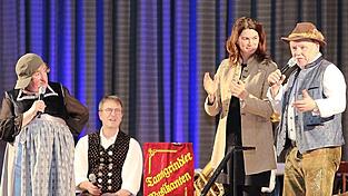 Premiere in Schierling - G&rsquo;stanzl-Rap: Landr&auml;tin Tanja Schweiger (2. von rechts) klatscht auf der B&uuml;hne den &bdquo;Beat&ldquo; mit. Renate Meier mit Rapper-K&auml;ppi, im Hintergrund Moderator Frieder Ro&szlig;kopf.