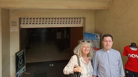 Di&ouml;zesansekret&auml;rin Brigitta Alkofer und KAB-Di&ouml;zesanpr&auml;ses Stephan R&ouml;dl vor dem 'Cham'-Einkaufszentrum in Ugandas Hauptstadt Kampala.