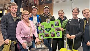 Erleichtert und ersch&ouml;pft: Familie G&uuml;gel mit den aus Dubai zur&uuml;ckgekehrten Felix (3. v. l.), Lena (2. v. r.) und deren Freund Johannes (1. v. l.).
