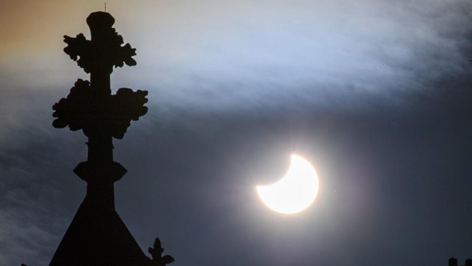 In Deutschland wird der Mond die Sonne teilweise verdecken wie hier im Jahre 2022 in Magdeburg zu sehen. In einem großen Teil Spaniens aber wird es eine totale Sonnenfinsternis geben. In Deutschland wird der Mond die Sonne teilweise verdecken wie hier im Jahre 2022 in Magdeburg zu sehen. In einem großen Teil Spaniens aber wird es eine totale Sonnenfinsternis geben.