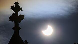 In Deutschland wird der Mond die Sonne teilweise verdecken wie hier im Jahre 2022 in Magdeburg zu sehen. In einem großen Teil Spaniens aber wird es eine totale Sonnenfinsternis geben. In Deutschland wird der Mond die Sonne teilweise verdecken wie hier im Jahre 2022 in Magdeburg zu sehen. In einem großen Teil Spaniens aber wird es eine totale Sonnenfinsternis geben.