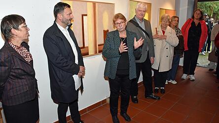 Galeristin Dr. Elisabeth Lerche (3.v.l.) begr&uuml;&szlig;te sehr viele G&auml;ste zur Er&ouml;ffnung der Ausstellung von Leo Sch&ouml;tz und Alois &Ouml;llinger (4.v.l.), bei der auch B&uuml;rgermeister Markus Hofmann (2.v.l.) das Wirken der beiden K&uuml;nstler w&uuml;rdigte, das Dr. B&auml;rbel Kleindorfer-Marx (l.) erl&auml;uterte.