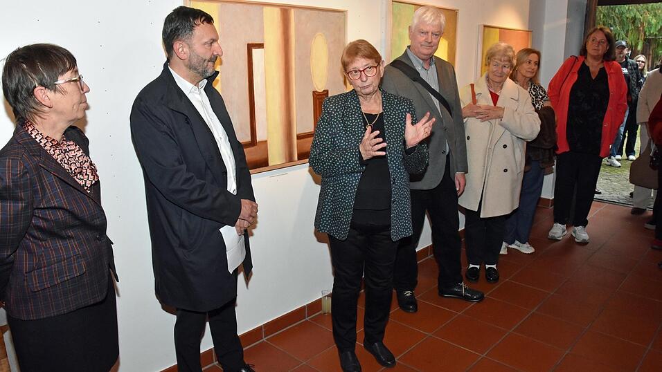 Galeristin Dr. Elisabeth Lerche (3.v.l.) begrüßte sehr viele Gäste zur Eröffnung der Ausstellung von Leo Schötz und Alois Öllinger (4.v.l.), bei der auch Bürgermeister Markus Hofmann (2.v.l.) das Wirken der beiden Künstler würdigte, das Dr. Bärbel Kleindorfer-Marx (l.) erläuterte. Galeristin Dr. Elisabeth Lerche (3.v.l.) begrüßte sehr viele Gäste zur Eröffnung der Ausstellung von Leo Schötz und Alois Öllinger (4.v.l.), bei der auch Bürgermeister Markus Hofmann (2.v.l.) das Wirken der beiden Künstler würdigte, das Dr. Bärbel Kleindorfer-Marx (l.) erläuterte.