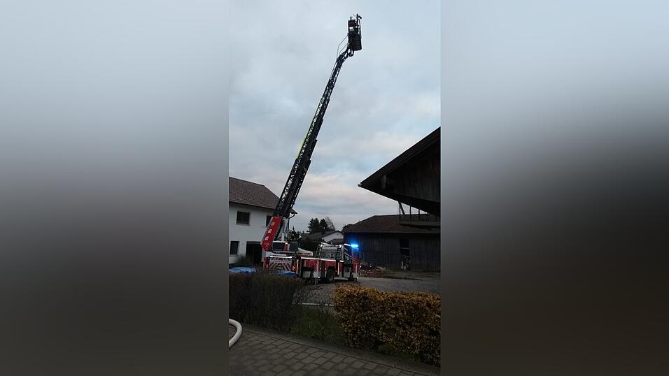 Ein Schneeräumgerät hat am Freitagnachmittag in einer Halle in Alburg gebrannt. Ein Schneeräumgerät hat am Freitagnachmittag in einer Halle in Alburg gebrannt.
