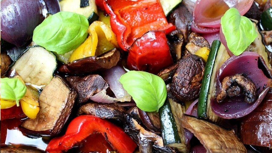 Anja Auer, alias 'Die Frau am Grill', präsentiert diesmal ihr Rezept für einen Antipasti-Salat vom Grill.