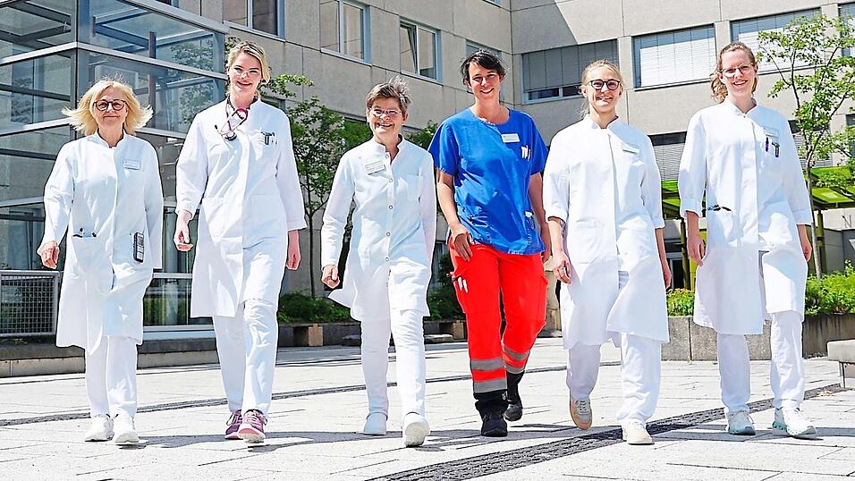 Sie ist eine der wenigen Chefärztinnen: Dr. med. Claudia Schott (dritte v. l.). Hier abgebildet neben Ärztinnen der Inneren Medizin vor der Klinik Mallersdorf (v. l.): Cornelia Held, Donata von Wangenheim, Chefärztin Dr. med. Claudia Schott, Dr. med. Anja Gemkow, Nicole Neumair und Dr. med. Anna Gerg. Sie ist eine der wenigen Chefärztinnen: Dr. med. Claudia Schott (dritte v. l.). Hier abgebildet neben Ärztinnen der Inneren Medizin vor der Klinik Mallersdorf (v. l.): Cornelia Held, Donata von Wangenheim, Chefärztin Dr. med. Claudia Schott, Dr. med. Anja Gemkow, Nicole Neumair und Dr. med. Anna Gerg.