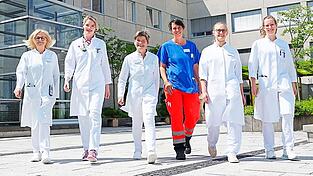 Sie ist eine der wenigen Chefärztinnen: Dr. med. Claudia Schott (dritte v. l.). Hier abgebildet neben Ärztinnen der Inneren Medizin vor der Klinik Mallersdorf (v. l.): Cornelia Held, Donata von Wangenheim, Chefärztin Dr. med. Claudia Schott, Dr. med. Anja Gemkow, Nicole Neumair und Dr. med. Anna Gerg. Sie ist eine der wenigen Chefärztinnen: Dr. med. Claudia Schott (dritte v. l.). Hier abgebildet neben Ärztinnen der Inneren Medizin vor der Klinik Mallersdorf (v. l.): Cornelia Held, Donata von Wangenheim, Chefärztin Dr. med. Claudia Schott, Dr. med. Anja Gemkow, Nicole Neumair und Dr. med. Anna Gerg.