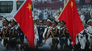 80 Jahre nach Chinas Sieg über Japan hat Chinas Staatschef Xi Jinping Tausende Soldaten aufmarschieren lassen.