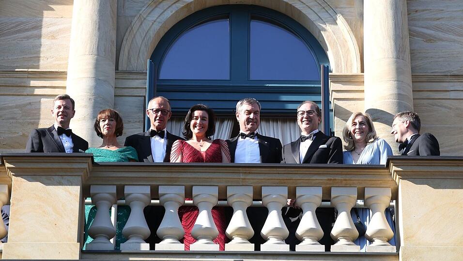 Auf dem Balkon des Festspielhauses genießt die Polit-Prominenz die Sonnenstrahlen. Auf dem Balkon des Festspielhauses genießt die Polit-Prominenz die Sonnenstrahlen.