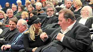 Ottfried Fischers Lebensgef&auml;hrtin Simone Brandlmeier begleitete den Schauspieler zur Premiere. Auch Passaus Bischof Stefan Oster (l.) war im voll besetzten Kinosaal.