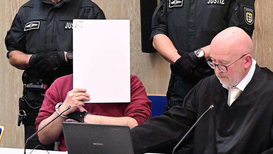 Für den Angeklagten las sein Verteidiger Uwe Kosmala eine Erklärung vor. Für den Angeklagten las sein Verteidiger Uwe Kosmala eine Erklärung vor.