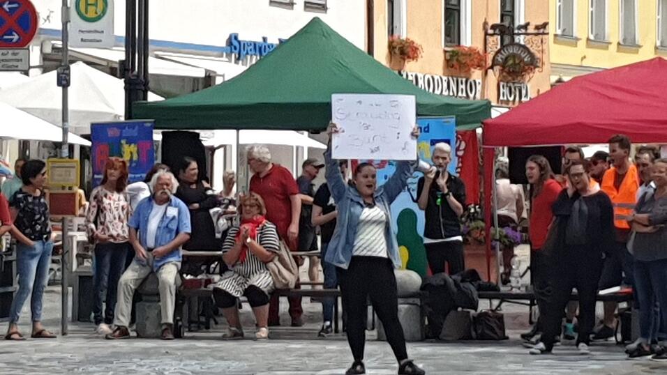 Die 'B&uuml;rgerbewegung Pax Europa' h&auml;lt am Freitag in Straubing eine Kundgebung ab - begleitet von Gegenprotesten des B&uuml;ndnisses 'Wir sind bunt'.
