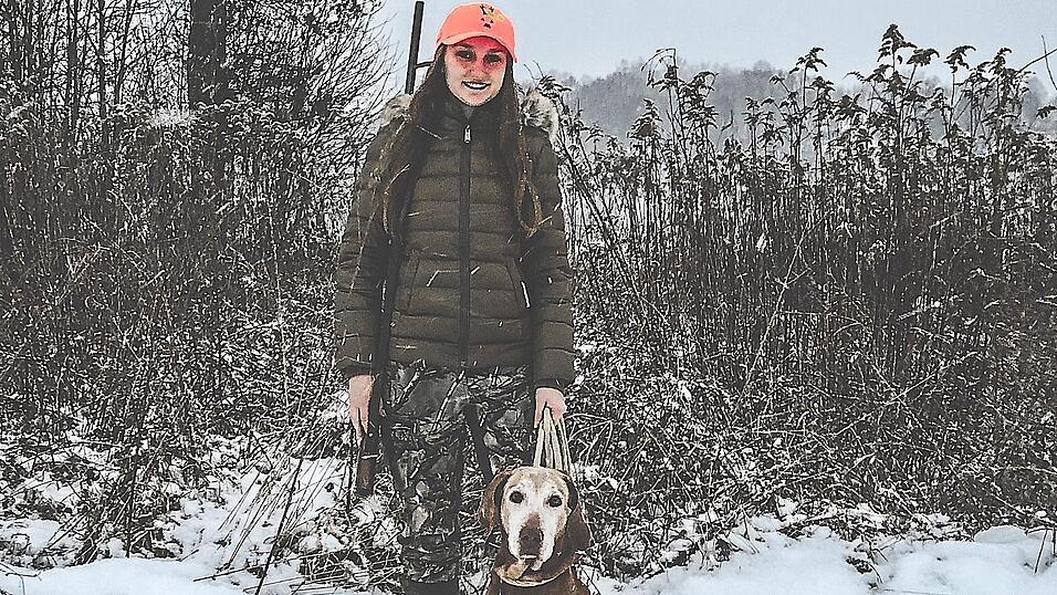 Veronika Stoiber ist mit ihrem Hund unterwegs im Revier. Veronika Stoiber ist mit ihrem Hund unterwegs im Revier.