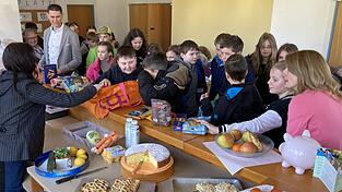 Sie brachten richtig Leben in den 'Marktplatz Mitterfels': Die Sch&uuml;ler der Klasse 6a der Mittelschule brachten ihre Lebensmittelspenden h&ouml;chstpers&ouml;nlich vorbei.