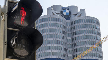 Die Anzeige einer Fußgängerampel steht vor der BMW-Firmenzentrale auf Rot. Der Autohersteller will laut Informationen der Deutschen Presseagentur weltweit rund 8.000 Jobs abbauen. Die Anzeige einer Fußgängerampel steht vor der BMW-Firmenzentrale auf Rot. Der Autohersteller will laut Informationen der Deutschen Presseagentur weltweit rund 8.000 Jobs abbauen.