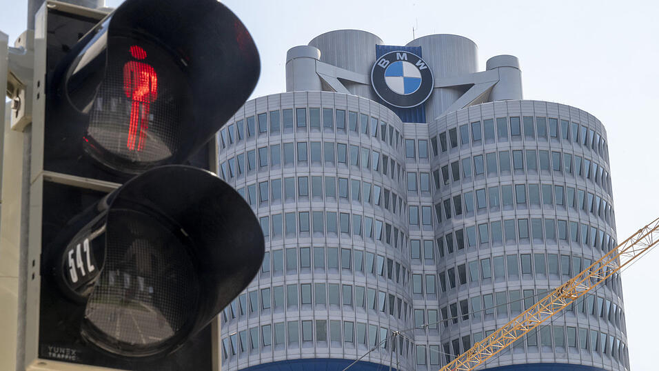 Die Anzeige einer Fußgängerampel steht vor der BMW-Firmenzentrale auf Rot. Der Autohersteller will laut Informationen der Deutschen Presseagentur weltweit rund 8.000 Jobs abbauen. Die Anzeige einer Fußgängerampel steht vor der BMW-Firmenzentrale auf Rot. Der Autohersteller will laut Informationen der Deutschen Presseagentur weltweit rund 8.000 Jobs abbauen.