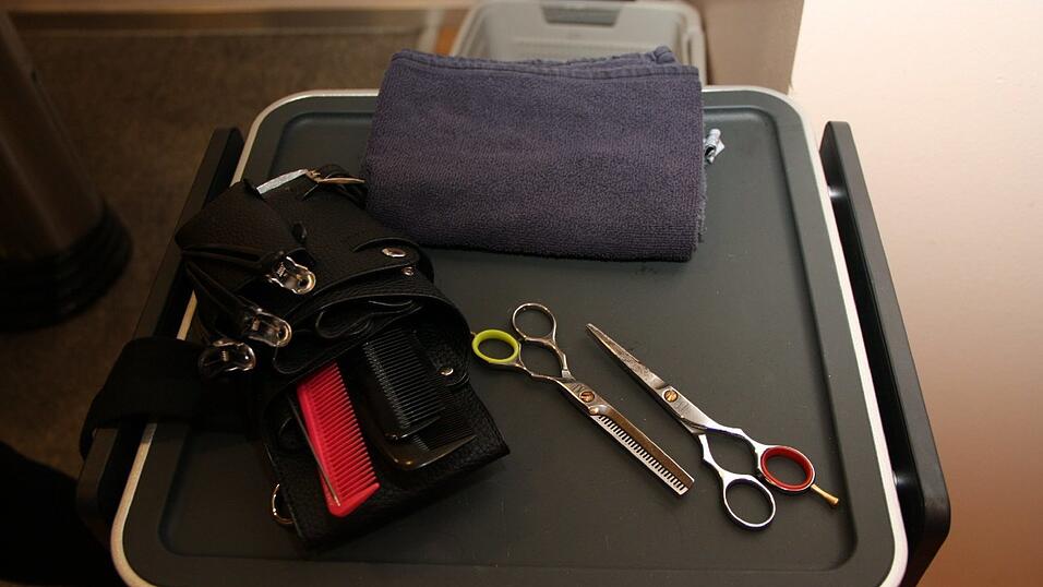 Jeder Friseur hat seine eigene Schere und verschiedene K&auml;mme.