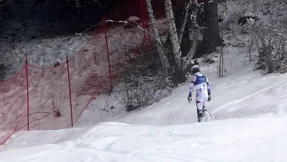 Ein Bild dieser Winterspiele: Atle Lie McGrath stapfte nach seinem Aus im Slalom einsam durch den Schnee in Richtung eines Waldst&uuml;ck.