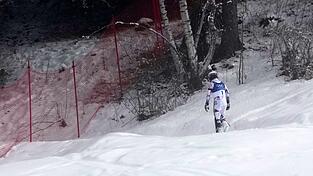 Ein Bild dieser Winterspiele: Atle Lie McGrath stapfte nach seinem Aus im Slalom einsam durch den Schnee in Richtung eines Waldst&uuml;ck.