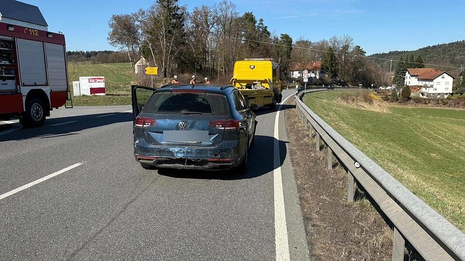 Die B20 war nach dem Unfall komplett gesperrt. Die B20 war nach dem Unfall komplett gesperrt.
