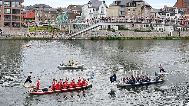 Wiederbelebte Tradition: Ein Lanzenstechen wie vor Jahrhunderten findet seit den 1970er Jahren beim &bdquo;Fest der Wallonie&ldquo; auf der Maas statt.