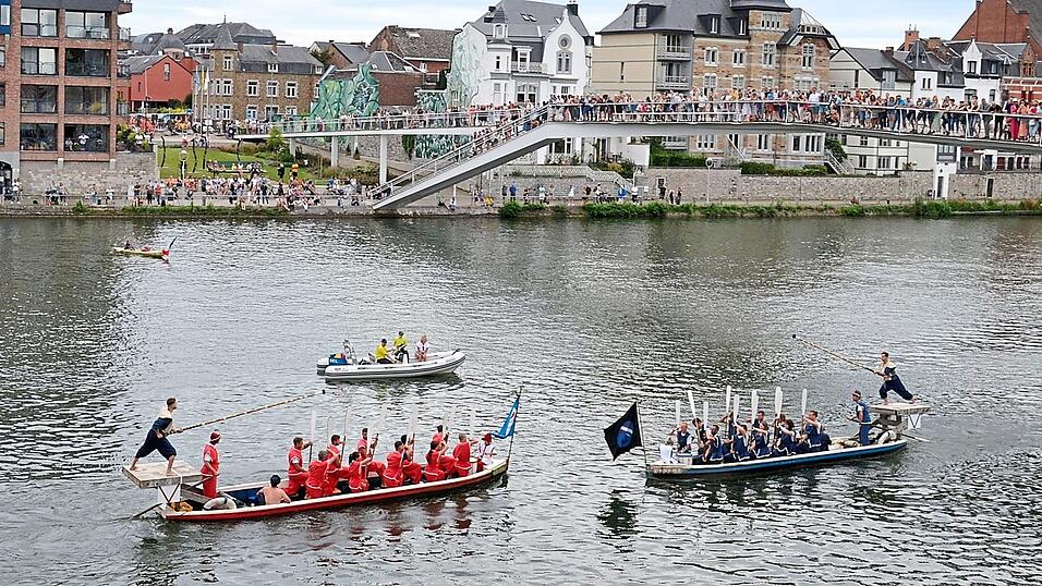 Wiederbelebte Tradition: Ein Lanzenstechen wie vor Jahrhunderten findet seit den 1970er Jahren beim „Fest der Wallonie“ auf der Maas statt. Wiederbelebte Tradition: Ein Lanzenstechen wie vor Jahrhunderten findet seit den 1970er Jahren beim „Fest der Wallonie“ auf der Maas statt.