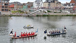 Wiederbelebte Tradition: Ein Lanzenstechen wie vor Jahrhunderten findet seit den 1970er Jahren beim „Fest der Wallonie“ auf der Maas statt. Wiederbelebte Tradition: Ein Lanzenstechen wie vor Jahrhunderten findet seit den 1970er Jahren beim „Fest der Wallonie“ auf der Maas statt.
