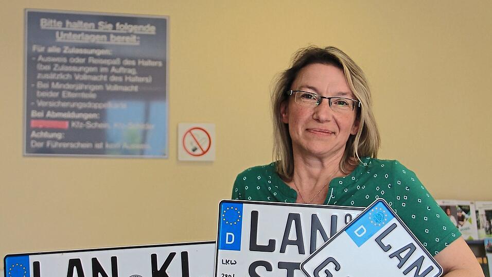 2 185 'LAN'-Kennzeichen wurden 2020 vergeben, sagt Elisabeth Mayr, Sachbearbeiterin in der örtlichen Kfz-Zulassungsstelle. 2 185 'LAN'-Kennzeichen wurden 2020 vergeben, sagt Elisabeth Mayr, Sachbearbeiterin in der örtlichen Kfz-Zulassungsstelle.