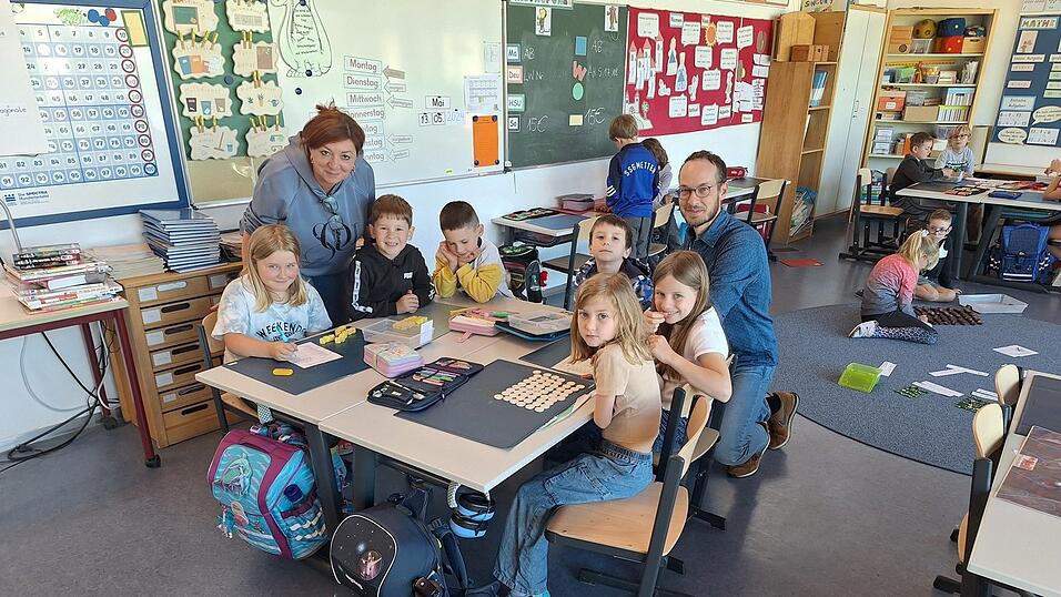 Die ganz Kleinen arbeiten und lernen an den Gruppentischen mit den Gr&ouml;&szlig;eren, unter den wachsamen Augen von Rektorin Beate Schlichenmaier und Lehrer Korbinian Eder.