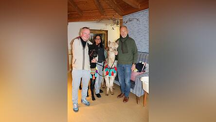 Harry Hartmann, Doris Kimmerl und Reinhard Leberfing vom Verein Schützen-Hilfe e.V. mit den beiden Alpakas Roberto und Elvis (von links). Harry Hartmann, Doris Kimmerl und Reinhard Leberfing vom Verein Schützen-Hilfe e.V. mit den beiden Alpakas Roberto und Elvis (von links).