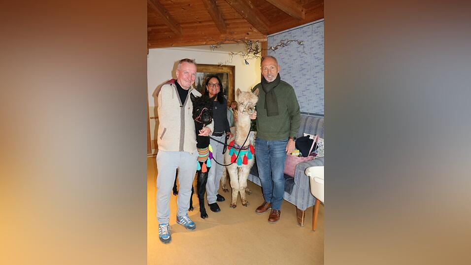 Harry Hartmann, Doris Kimmerl und Reinhard Leberfing vom Verein Schützen-Hilfe e.V. mit den beiden Alpakas Roberto und Elvis (von links).