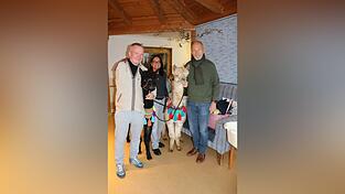 Harry Hartmann, Doris Kimmerl und Reinhard Leberfing vom Verein Schützen-Hilfe e.V. mit den beiden Alpakas Roberto und Elvis (von links). Harry Hartmann, Doris Kimmerl und Reinhard Leberfing vom Verein Schützen-Hilfe e.V. mit den beiden Alpakas Roberto und Elvis (von links).