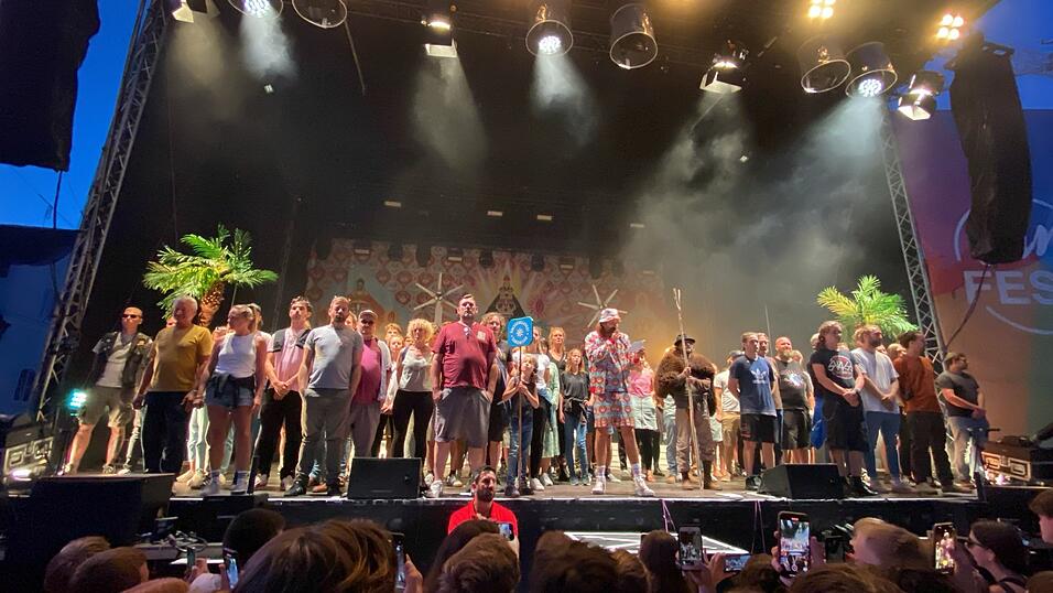 Flashmob beim Dingfest: Dicht & Ergreifend holt Tunzenberger Fans auf die Bühne, um einen Appell an den Dingolfinger Bürgermeister zu richten.