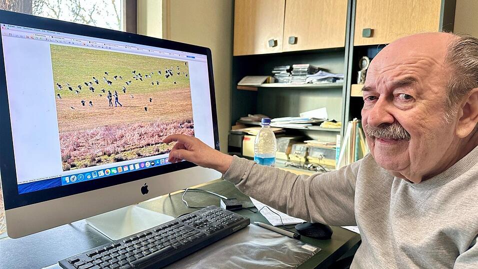 Zwei Personen schrecken in der &Ouml;kozone V&ouml;gel auf. - Eines von vielen Fotos, mit denen Heribert M&uuml;hlbauer, der &uuml;ber Jahrzehnte f&uuml;r den Schutz der Artenvielfalt eintritt, seine Sorgen belegt.