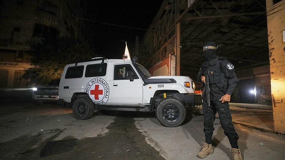 Bewaffneter Hamas-Mann bei Abholung der Särge im Gazastreifen.