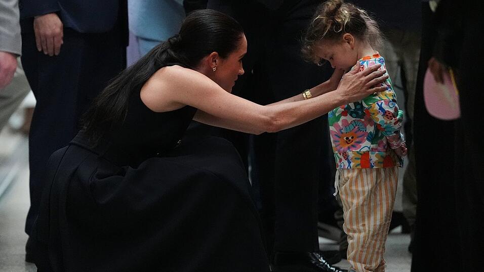 Herzogin Meghan und Prinz Harry teilten in einer Kinderklinik in Australien Umarmungen aus.