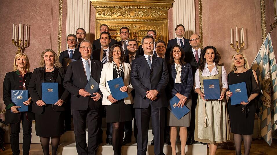 Das Kabinett Söder nach der Vereidigung. Das Kabinett Söder nach der Vereidigung.