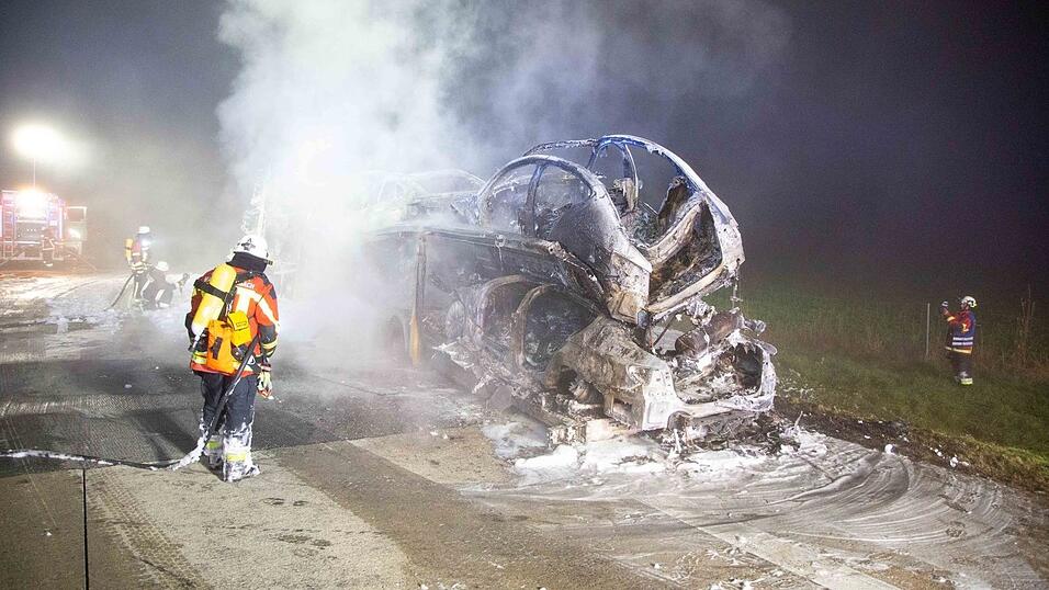 Auf der A92 bei Essenbach ist am Donnerstagmorgen ein Autotransporter mit neuen BMWs ausgebrannt. Auf der A92 bei Essenbach ist am Donnerstagmorgen ein Autotransporter mit neuen BMWs ausgebrannt.