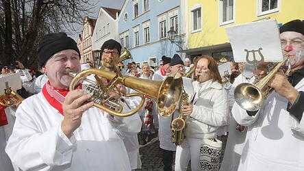 Höhepunkt war natürlich das Verbrennen der großen Puppe, um symbolisch endgültig den Winter auszutreiben.
