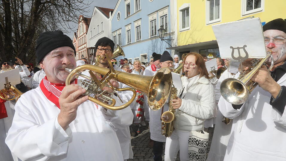 Höhepunkt war natürlich das Verbrennen der großen Puppe, um symbolisch endgültig den Winter auszutreiben. Höhepunkt war natürlich das Verbrennen der großen Puppe, um symbolisch endgültig den Winter auszutreiben.