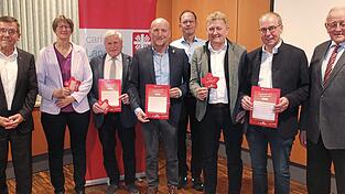 Die Bürgermeister der beteiligten Gemeinden und die Vertreter der Caritas