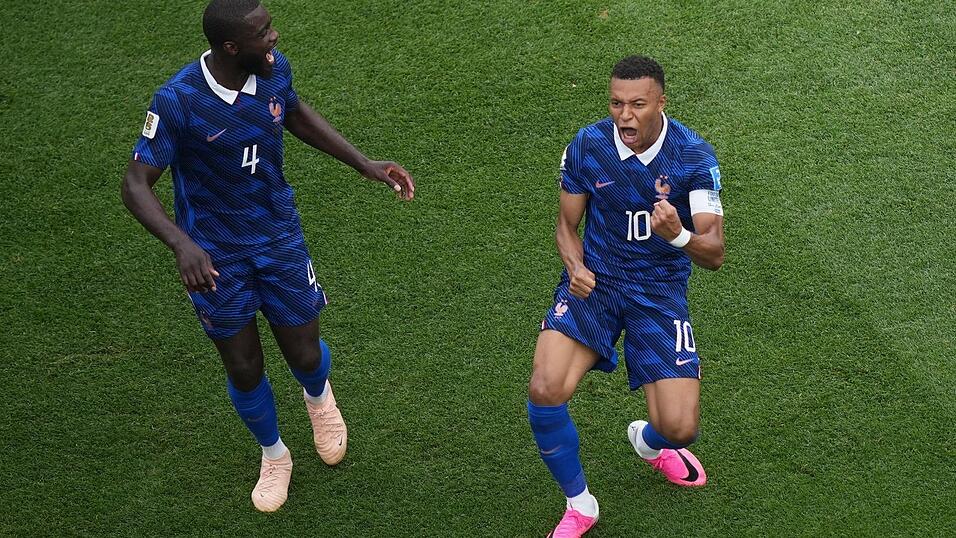 Im 100. Länderspiel: Kylian Mbappé feiert sein Führungstor mit Bayern-Profi Dayot Upamecano. Im 100. Länderspiel: Kylian Mbappé feiert sein Führungstor mit Bayern-Profi Dayot Upamecano.
