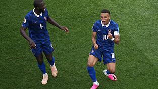 Im 100. Länderspiel: Kylian Mbappé feiert sein Führungstor mit Bayern-Profi Dayot Upamecano. Im 100. Länderspiel: Kylian Mbappé feiert sein Führungstor mit Bayern-Profi Dayot Upamecano.