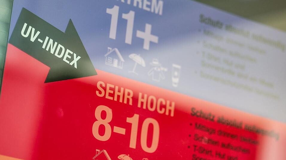 UV-Index-Tafeln informieren über den richtigen Sonnenschutz. (Archivbild) UV-Index-Tafeln informieren über den richtigen Sonnenschutz. (Archivbild)