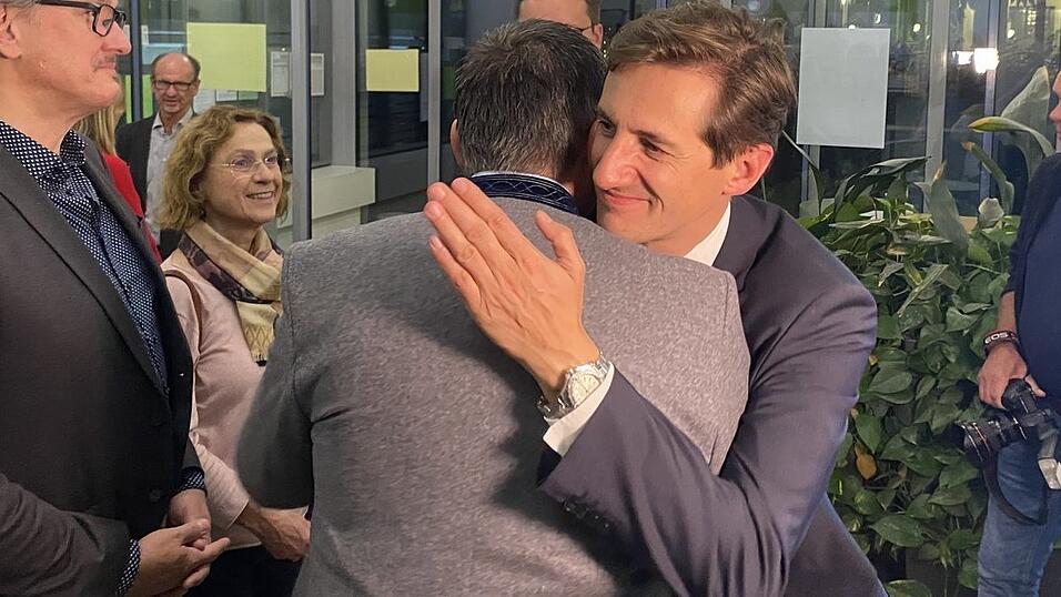 Stefan Ebner hat mit klarer Mehrheit das Direktmandat gewonnen. Im Landratsamt Regen haben ihn Kollegen und Freunde begl&uuml;ckw&uuml;nscht.